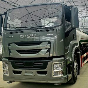 Xe phun nước rửa đường ISUZU GIGA 8,5 Khối